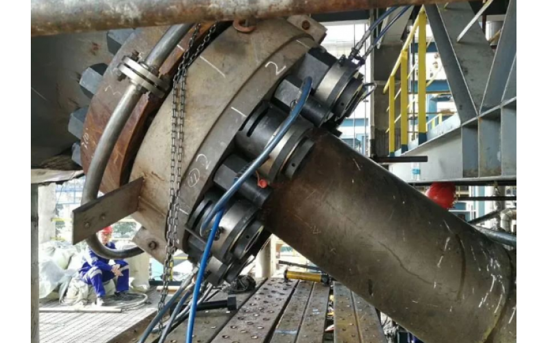 化肥氨合成塔顶盖螺栓预紧客户选用星空(中国)一站式服务平台KWZK液压螺栓拉伸器